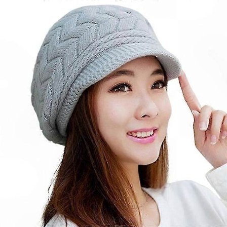 Stilfuld strikket hue i imiteret pels til kvinder med flad skygge for varme og mode om vinteren