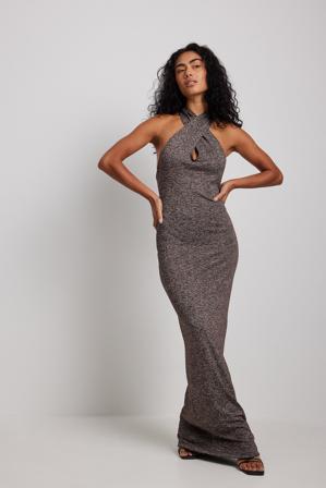 Romee Strijd x NA-KD Lång klänning med vridna detaljer - Fodralklänningar - Brun - Small