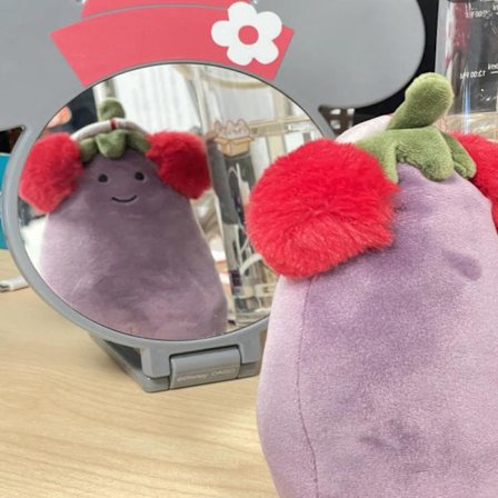 Jellycat Bartholomew Plyslegetøj, blødt og behageligt, perfekt til børn, Valentinsdagsgaver, samlerobjekter, røde høretelefoner og aubergine.