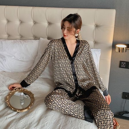 Naisten pyjamasetti V-aukko Design Luxury Cross Letter Print Sleepwear Silk