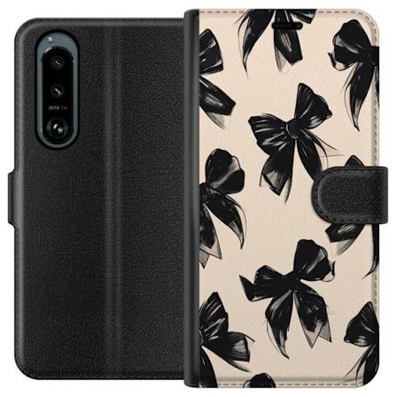 Yhteensopiva Lompakkokotelo Sony Sony Xperia 5 III Mustat nauhat beige taustalla tyylikkäällä suunnittelulla, pehmeillä kontrasteilla ja elegantil