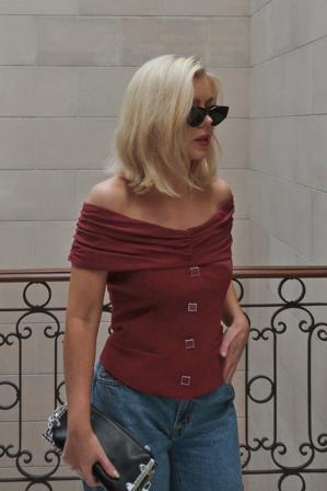 Laura Jade Stone x NA-KD Offshouldertopp med knappdetalj - Kontorskläder - Burgundy - EU 38