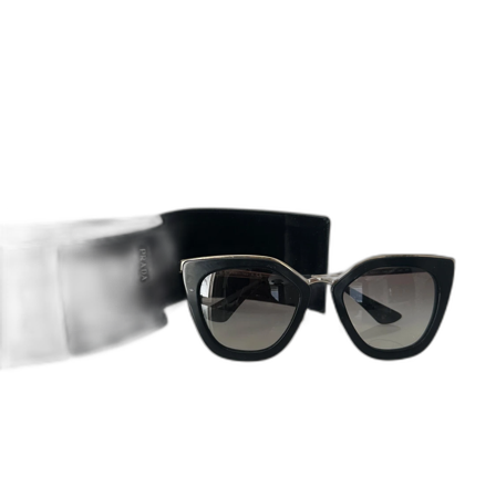 Svarta cat-eye solglasögon från Prada