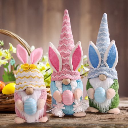 Kaninfigur i form af en skovmand, der holder et æg, lavet af strikket stof.