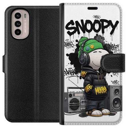 Motorola Moto G31 Lompakkokotelo Snoopy katukuteissa kuulokkeet päässä, graffitityyli ja suuri hymy seisoessaan boomboxin vieressä siistissä kaup