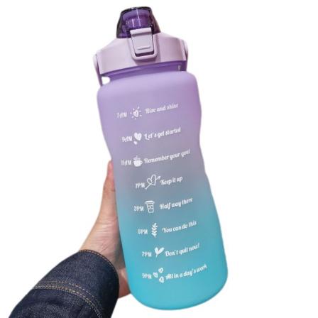 1 stk. Vandflaske 2 liter Stor Kapacitet Gratis Motiverende Med Tidsmarkør Fitness Træning Plastik Kopper Udendørs Fitness Drikke (Lilla)