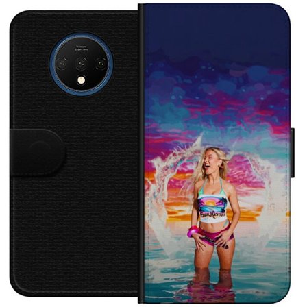 Kompatibel Tegnebogsetui til OnePlus 7T Blond kvinde i farverigt strandtøj, der leger i havet ved solnedgang