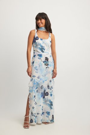 Lovisa Wallin x NA-KD Robe longue à ourlet babylock - Robes en Mousseline - Bleu/Floral - EU 40