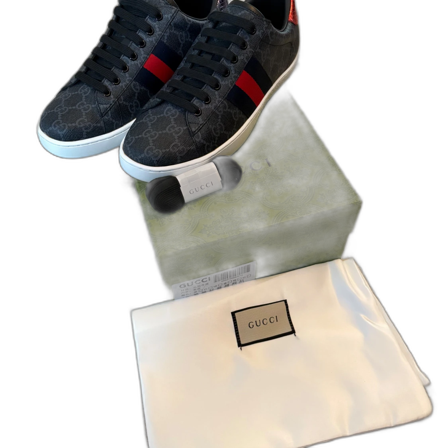 Gucci sneakers med monogram och röd detalj