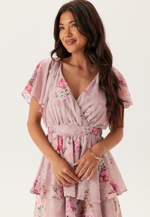 Goddiva - Floral Flutter Tiered Midi Dress - Blush - Kläder - - Bubbleroom