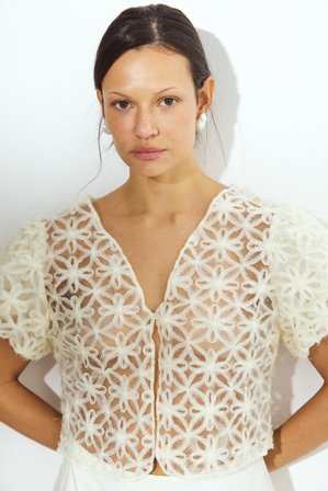 NA-KD - Bluse i blomsterchiffon med puffermer - Bluser - Offwhite - EU 40