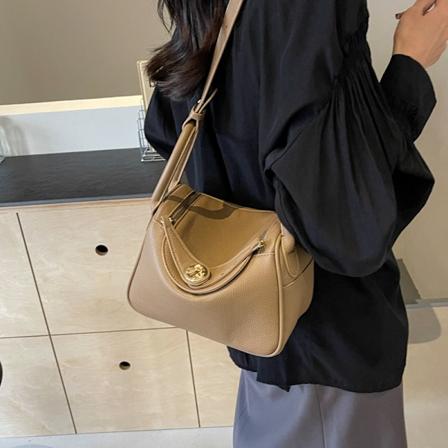 Högkänslig nischhandväska för kvinnor 2024 Ny enkel all-match liten fyrkantig väska koreansk mode axelväska Khaki