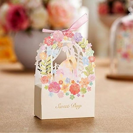 50 pakninger med gaver og suvenirer til fest, brudegave, laserbro