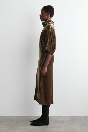 COS Aksamitna Sukienka Midi Z Drapowanym Dekoltem in Brązowy