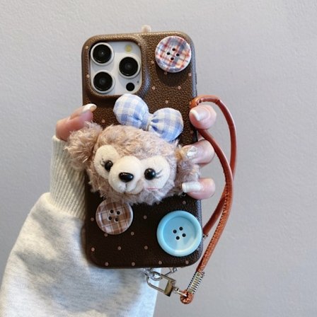 Deksel til iPhone 16PLUS Brun Polkadotter + Plysj Duffy Bjørn Knapp + Armbånd skinnmønster plysj Duffy bjørn myk