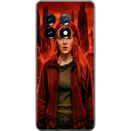 Kompatibelt Mobilskal till OnePlus 11R Porträtt av en ung kvinna med rött hår i en apokalyptisk landskap, röda blixtar och mörka klippformationer