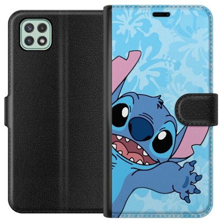 Kompatibelt Lommeboketui til Samsung Galaxy A22 5G Leken illustrasjon av Stitch som strekker seg mot kameraet på lyseblå blomstret bakgrunn