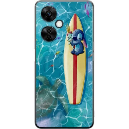 Kompatibel Mobilcover til OnePlus Nord CE3 Afslappende illustration af Stitch der hviler på et surfbræt i klart turkisfarvet vand