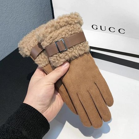 Om vinteren vil kvinder, der bærer handsker, også bære fleecejakker og tykke frakker for at holde varmen.