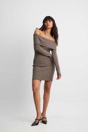 NA-KD Folded Offshoulder Knitted Mini Dress - Skulderløse kjoler - Brun - S