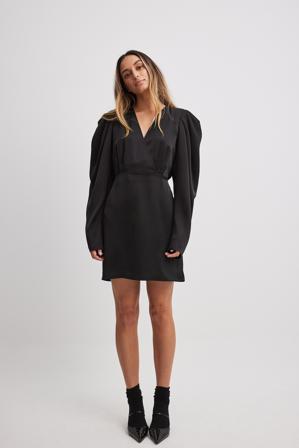 NA-KD Robe courte satinée à épaules froncées - Robes Chemise - Noir - EU 32