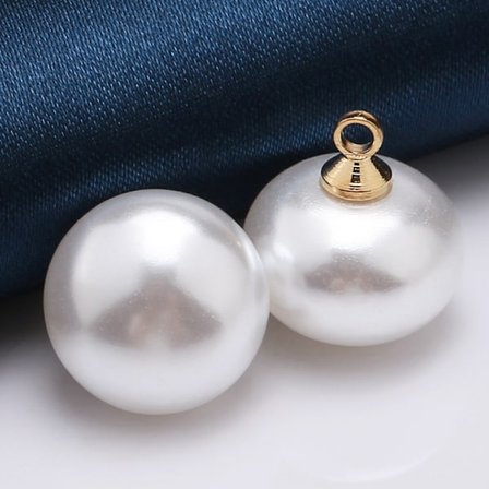 Hvide ovale perleknapper med guldbund (50 dele)