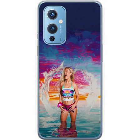 Kompatibel Mobilcover til OnePlus 9 Blond kvinde i farverigt strandtøj, der leger i havet ved solnedgang