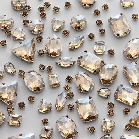 100 stk. blandede former påsydde rhinestones med sølv kloinnfatning for smykker, klær, sko, kostyme, champagne