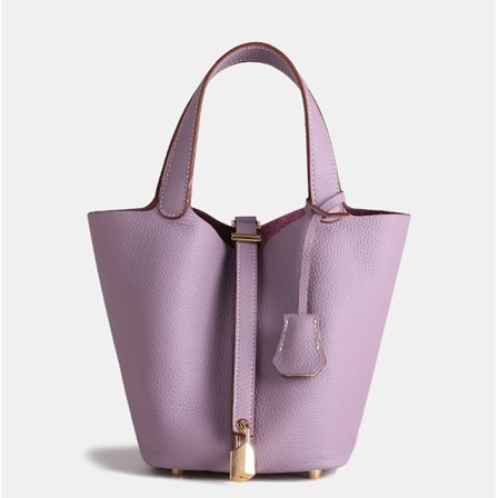 Stor Lychee-designet bøtteveske i lys lilla skinn, perfekt for daglig pendling