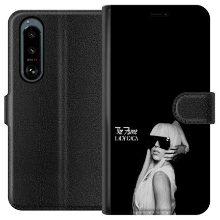 Kompatibel Tegnebogsetui til Sony Xperia 5 III Stranger Things plakat med cyklende silhuetter og rød lynstorm i dramatisk retrodesign