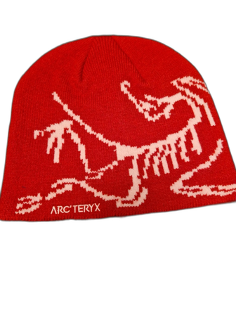 Röd mössa från Arc'teryx