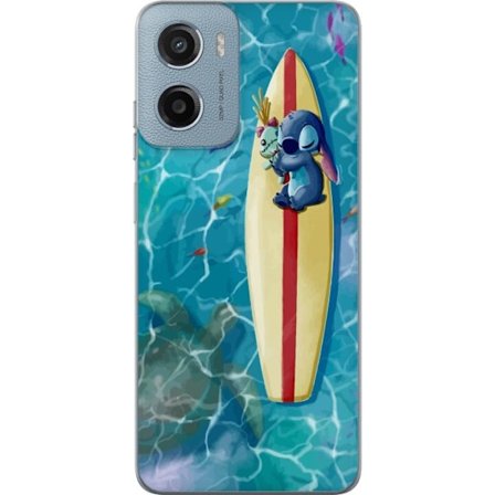 Kompatibel Mobilcover til Motorola Moto G05 Afslappende illustration af Stitch der hviler på et surfbræt i klart turkisfarvet vand