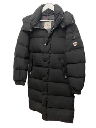 Svart lång dunjacka från Moncler