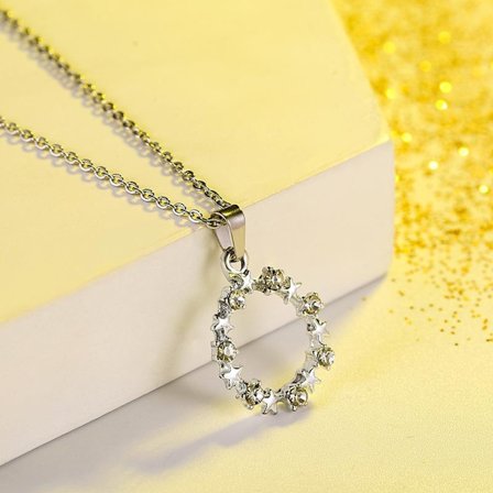 Vackert silverpläterat halsband med julkrans med strass stjärnor