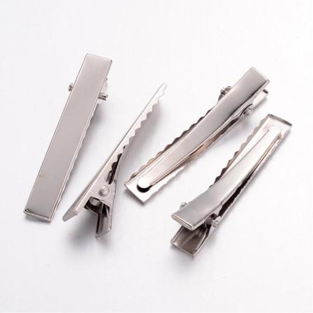 12 kpl Hopeanvärisiä hiusklipsiä 5,6 cm. pitkä ja 8 mm leveä