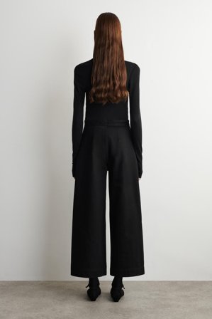 COS Women's Pantaloni In Denim A Gamba Larga Cropped in Nero