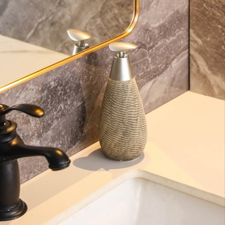 Retro boheme stil rustfrit stål manuel sæbedispenser, egnet til badeværelser og køkkener.