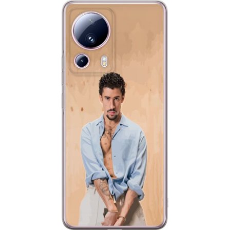 Yhteensopiva Puhelinkuori Xiaomi 13 Lite Bad Bunny Super Bowl-inspiroima grafiikka, jossa NFL-trofe ja San Franciscon silta urheilusuunnittelussa