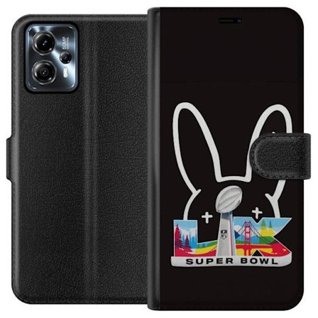 Kompatibel Tegnebogsetui til Motorola Moto G13 Bad Bunny portræt med åben skjorte, tatoveringer og krøllet hår i stilfuld modefotografering