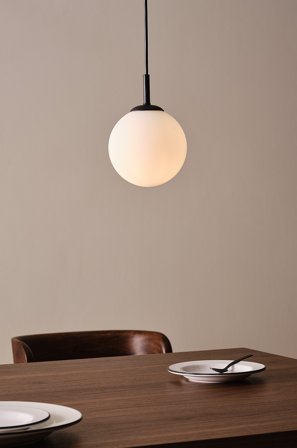 Jotex - EKMAN Vinduslampe Mattsvart/opal - Kjøp Vinduslamper hos Jotex