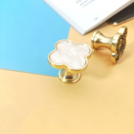 Metallikaapin nupit ja kahvat, neliapilan vintage-lipastolaatikon vetokahvat, 4 kpl 32 mm (lum valkoinen)