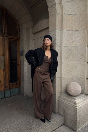 Emmanuelle Koffi x NA-KD - Dressbukse med belte og middels liv - Vide bukser - Brun - EU 32