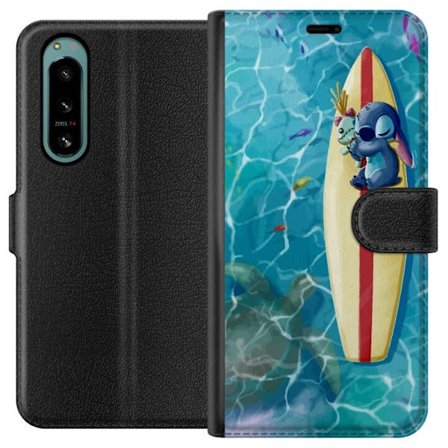 Kompatibel Tegnebogsetui til Sony Xperia 5 IV Afslappende illustration af Stitch der hviler på et surfbræt i klart turkisfarvet vand