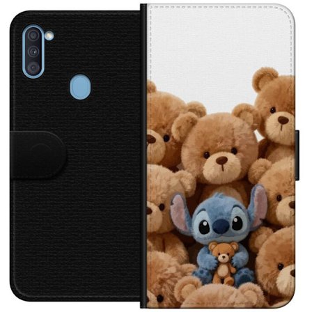 Kompatibel Tegnebogsetui til Samsung Samsung Galaxy A11 Sød og sikker illustration med Stitch omgivet af bamser, der skaber en varm og legende følel