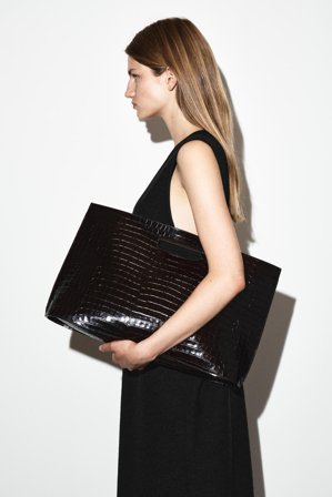 COS Frauen Folio Oversized Tasche Leder In Krokodiloptik in Braun