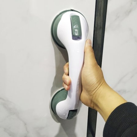 Kaksi mustaa ammekahvaa, lisäammeen kahva imukupilla