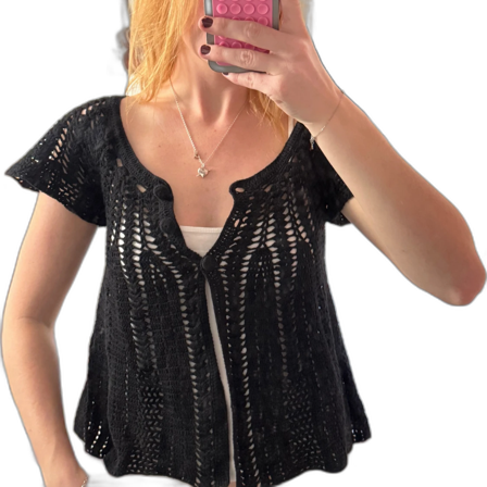 Svart virkad blus med knappar