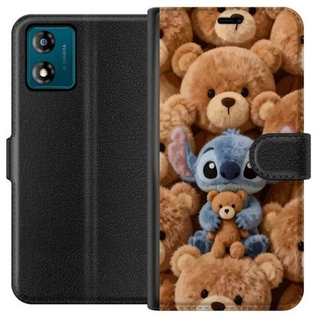 Kompatibel Tegnebogsetui til Motorola Moto E13 Stitch omgivet af brune teddybjørne med en lille teddybjørn i armene i en sød og hyggelig kawaii-design