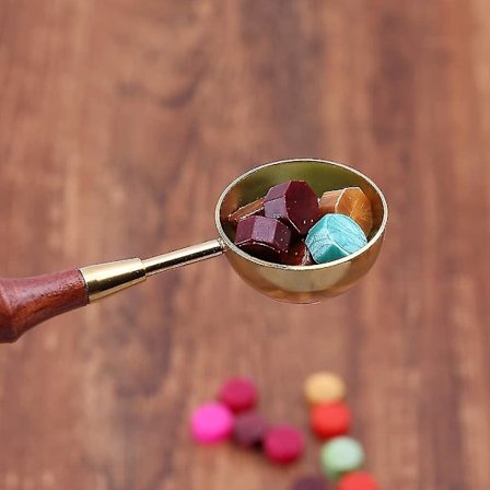 Smelte-skje for voks i rustfritt stål med trehåndtak for forsegling av voks