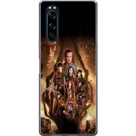 Yhteensopiva Puhelinkuori Sony Xperia 5 Ryhmäpotretti Stranger Thingsin sankareista, joissa on tumma fantasiaympäristö ja uhkaava olento taustalla